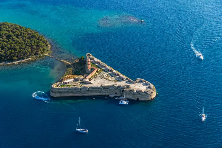 Šibenik fortress with boats cruising 