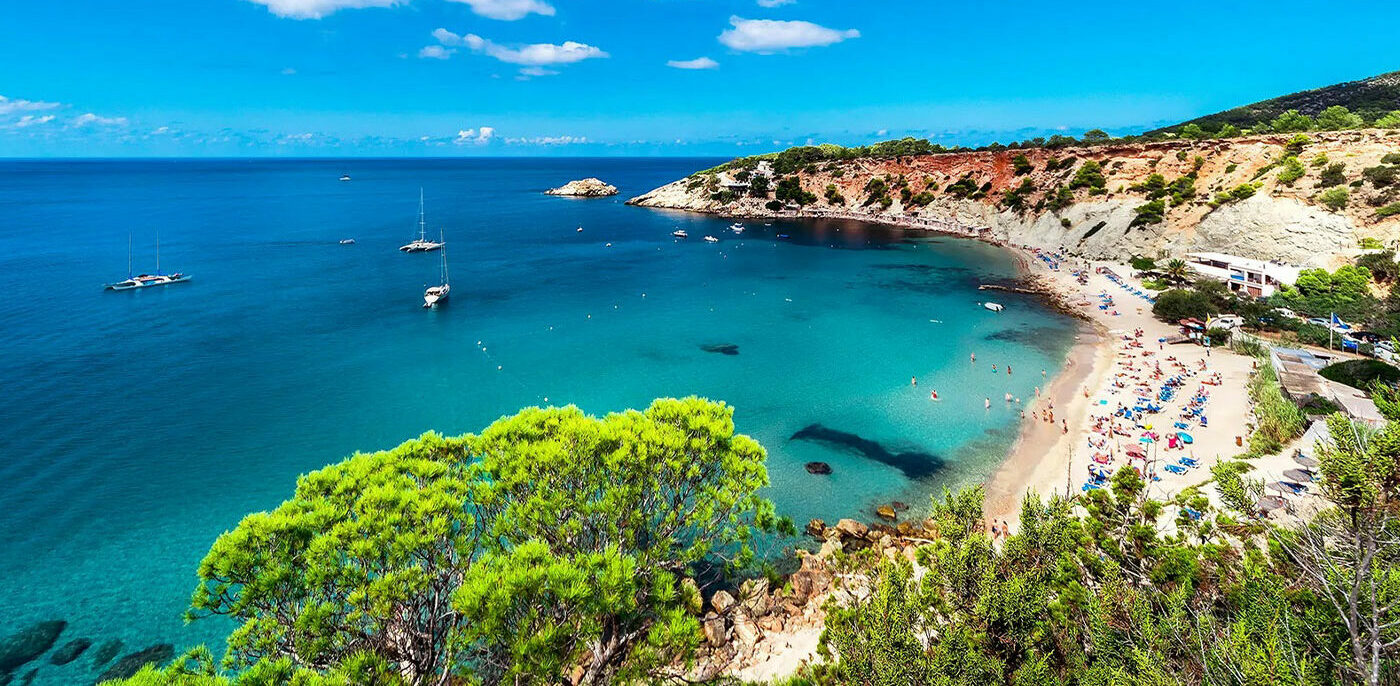 Blick auf einen der Strände Ibizas