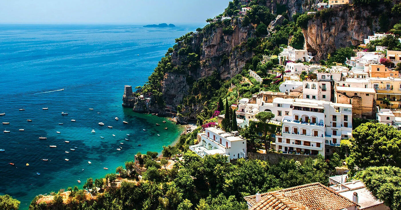 Ausblick auf weiße Häuser an der Küste