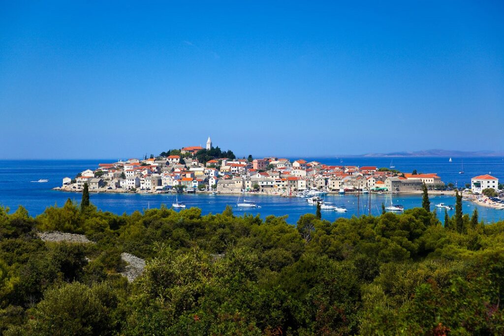 Dalmatinische Stadt Primošten mit vor Anker liegenden Booten