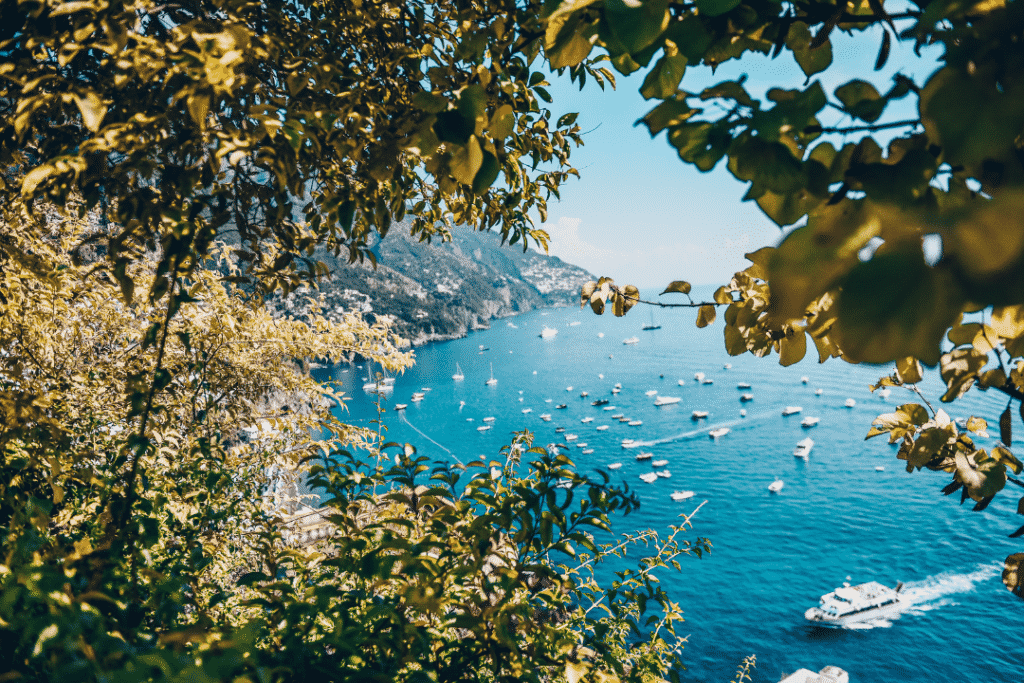 viele Boote verankert in einer Bucht an der Küste von Amalfi, Italien