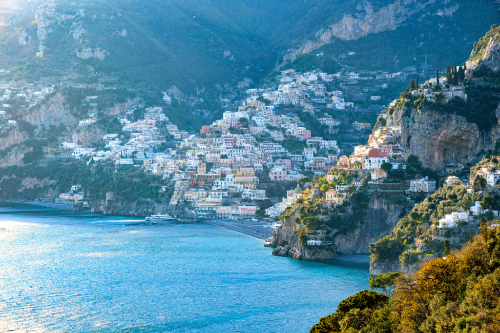 Blick auf die Stadt Positano an der Amalfiküste