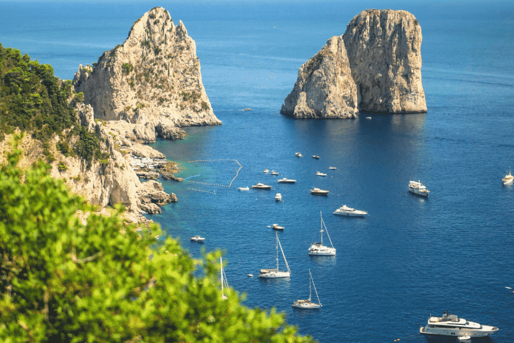 Boote verankert vor Faraglioni-Felsen, Capri