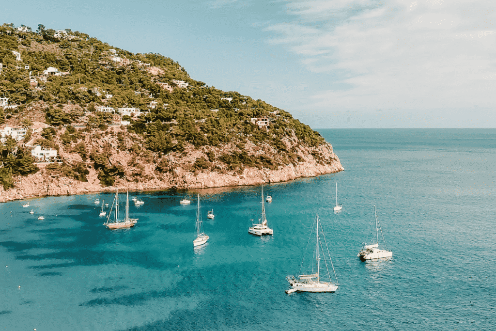 Boote ankerten an einem ruhigen Tag in Cala Carbo