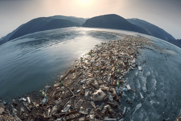 Plastikmüll, der im Ozean schwimmt