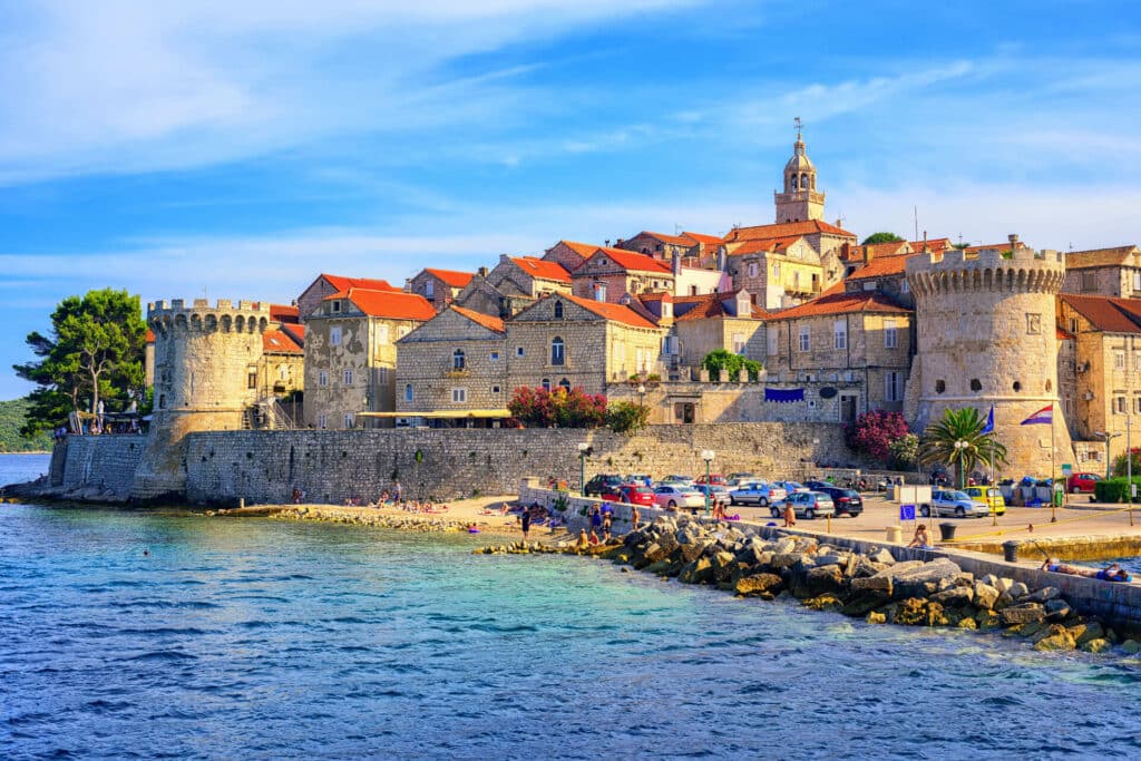 Meerblick auf die Stadt Korčula, Kroatien
