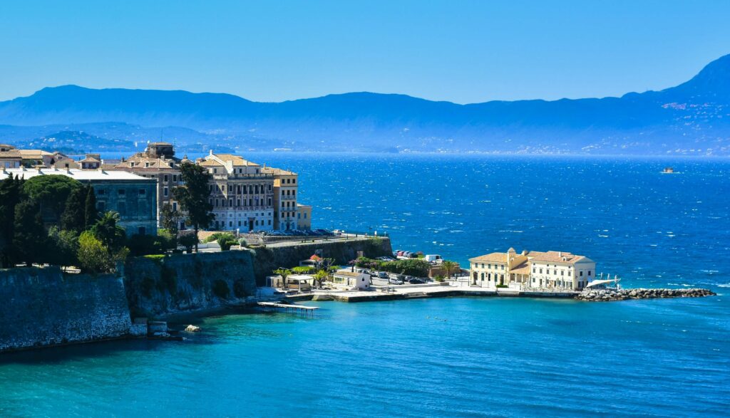 Panoramablick auf die Stadt Korfu an einem windigen Tag