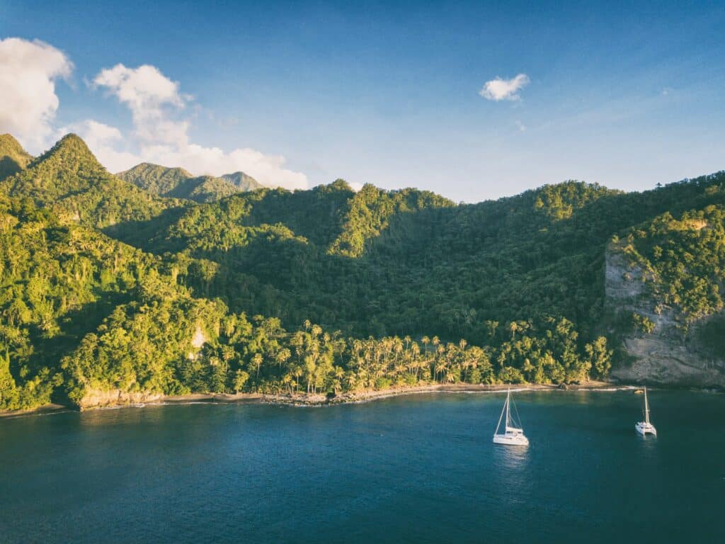 Boote auf einem See in der Karibik