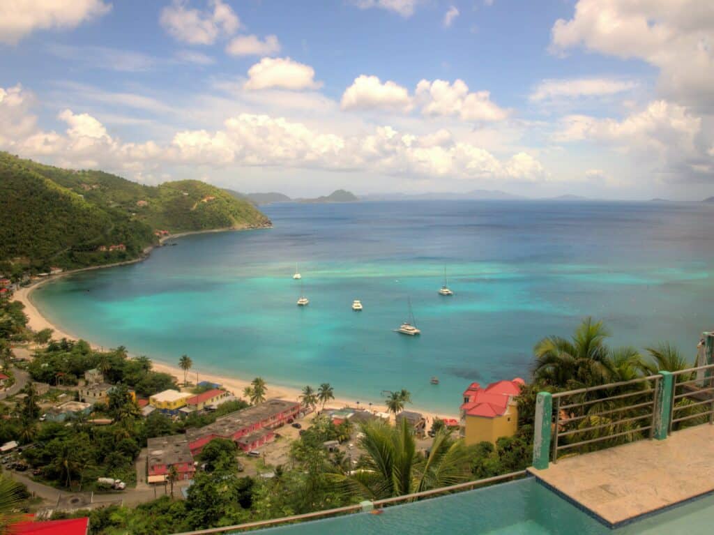 Luftaufnahme von Booten vor dem Sandstrand und den Palmen auf den BVI